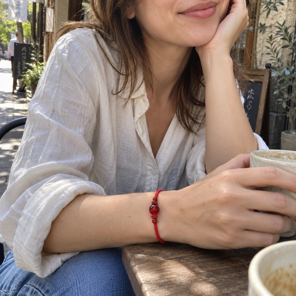 Bracelet AKA rouge au poignet